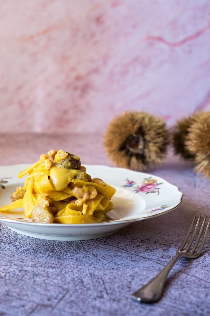Ricette dai nostri Food blogger: Pappardelle in giallo con castagne e guanciale Mafalda di Oriana Ciracò - anticalarderiamafalda.com