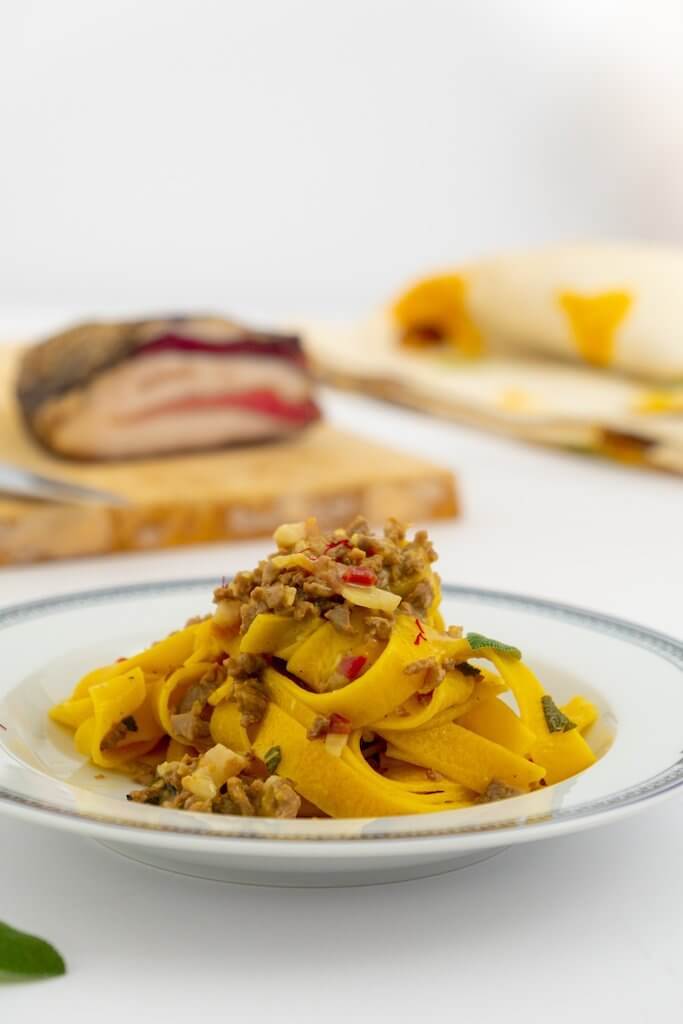 Ricette dai nostri foodfollowers: Pappardelle all’agnello con guanciale Mafalda, pistilli di zafferano di Oriana Ciracò - anticalarderiamafalda.com